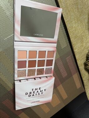 LAWLESS The Dreamy Daisy Eyeshadow Palette — Pink, Brown & Shimmer